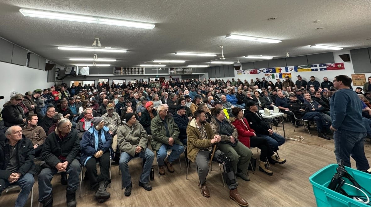 manitoba-wildlife-federation-gathering a room full of people