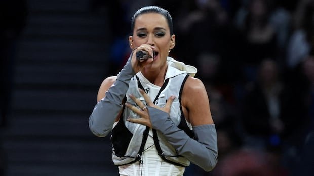 Pop star Katy Perry, news personalities Gayle King and Lauren Sanchez to go into space