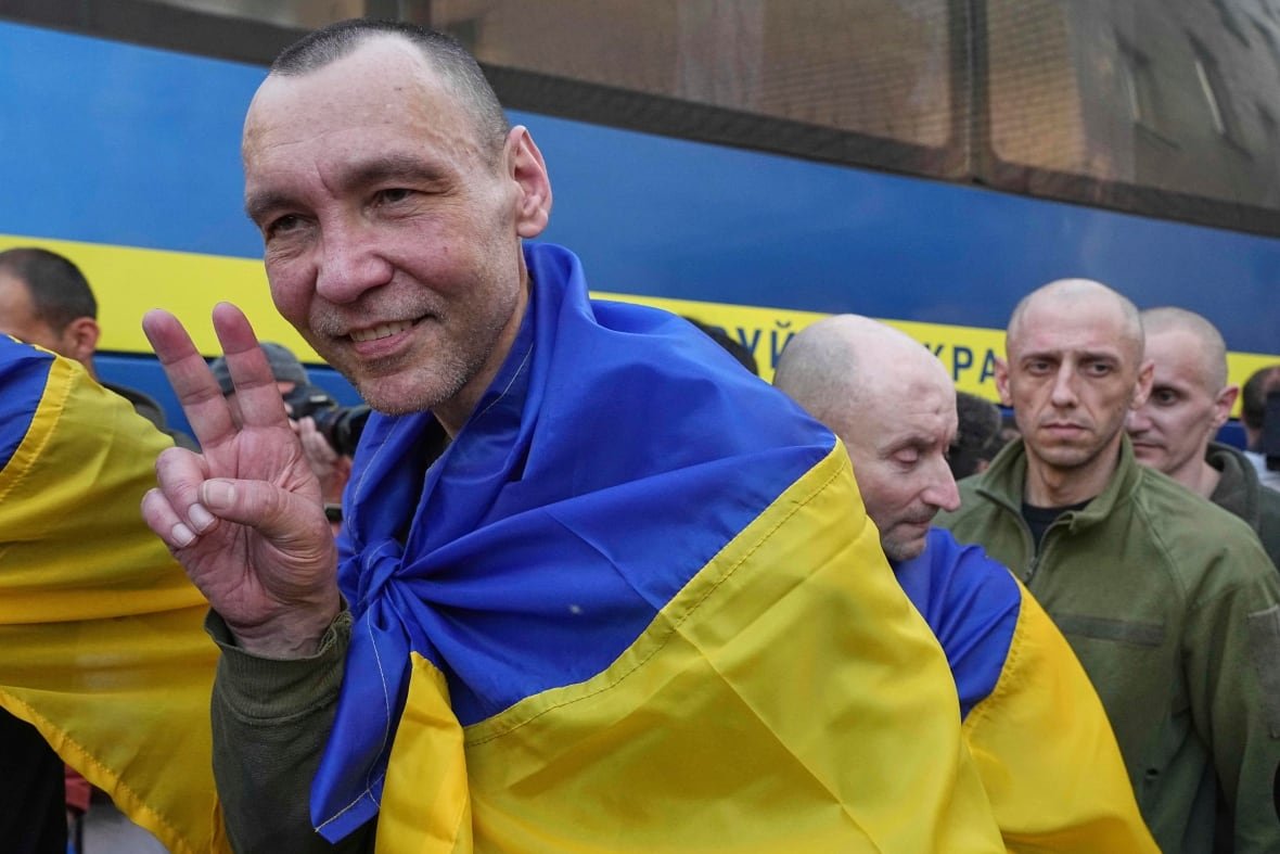 ukrainian-soldiers-return-home-from-captivity-during-pow-exchange-1 Ukrainian soldiers react after being freed from Russian captivity during an exchange of POWs in Ukraine's Chernyhiv region.