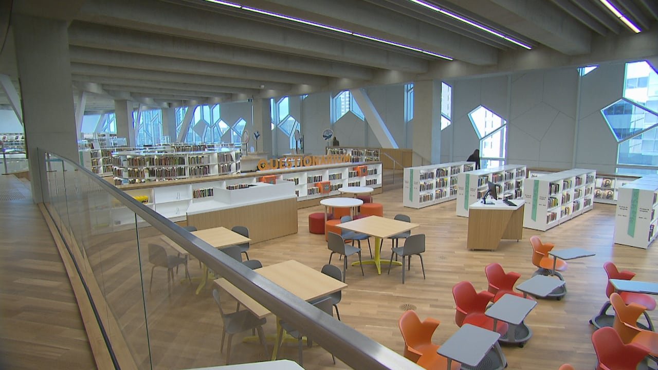default-945 An interior photo of a library with tables, chairs and shelves.